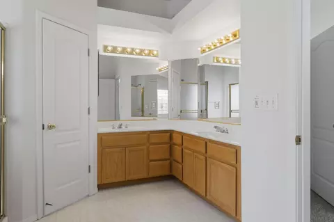 Bath - 1738 Winchester Dr, Manteca, CA 95336 photo 2 of 4