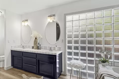 Bath - 2312 Lassen Pl, Davis, CA 95616 photo 1 of 7