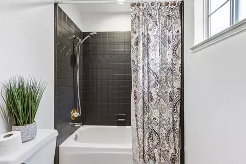 Bath - 2312 Lassen Pl, Davis, CA 95616 photo 6 of 7