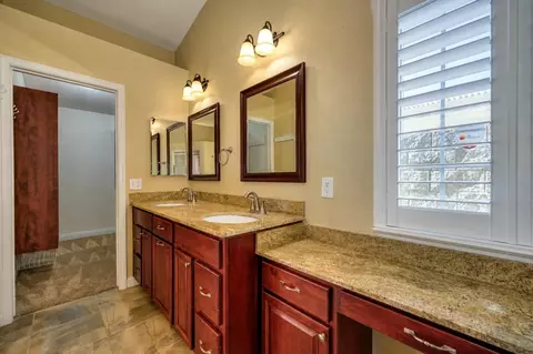 Bath - 1311 Mcknight Way, Modesto, CA 95351 photo 3 of 6