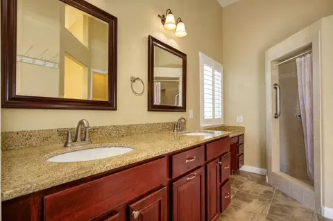 Bath - 1311 Mcknight Way, Modesto, CA 95351 photo 4 of 6