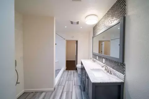 Bath - 2730 Garfield Ave, Carmichael, CA 95608 photo 3 of 4
