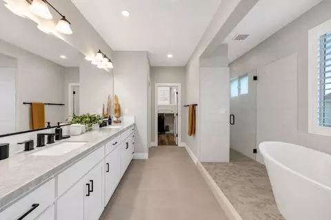Bath - 2947 Laredo Dr, Rocklin, CA 95765 photo 2 of 7