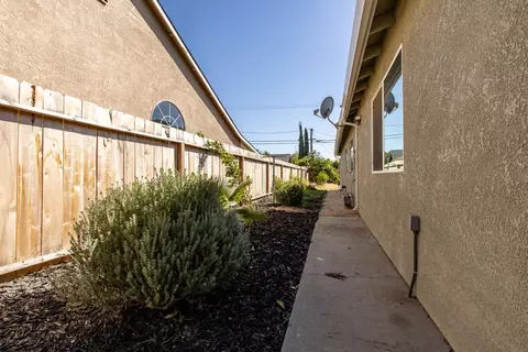 Exterior - 5467 9th St, Keyes, CA 95328 photo 9 of 11