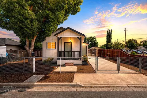 253 West Ave, Oakdale, CA 95361