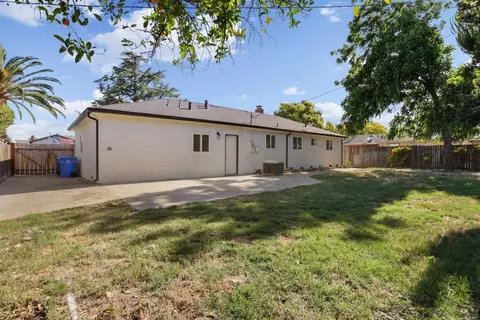 Exterior - 1113 Sutter St, Manteca, CA 95336 photo 8 of 10