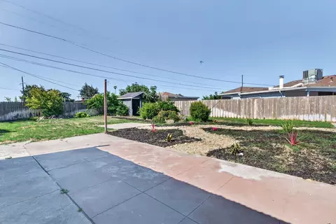 Exterior - 634 E Harney Ln, Lodi, CA 95242 photo 3 of 13