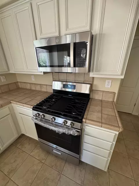 Kitchen - 17359 Stone Celler Way, Lathrop, CA 95330 photo 2 of 6