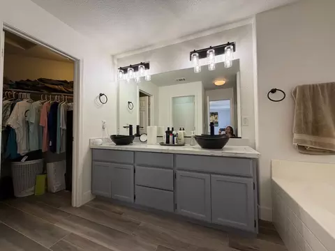 Bath - 322 Culbertson Dr, Lodi, CA 95240 photo 2 of 4