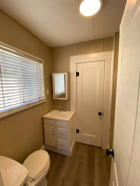 Bath - 112 Almond Ave, Modesto, CA 95354 photo 1 of 2