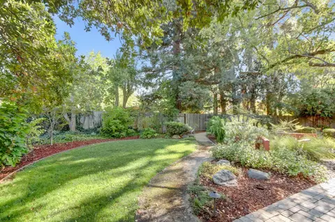 Exterior - 1012 Fordham Dr, Davis, CA 95616 photo 4 of 20