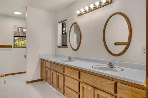 Bath - 6287 Oak Hill Rd, Placerville, CA 95667 photo 3 of 7