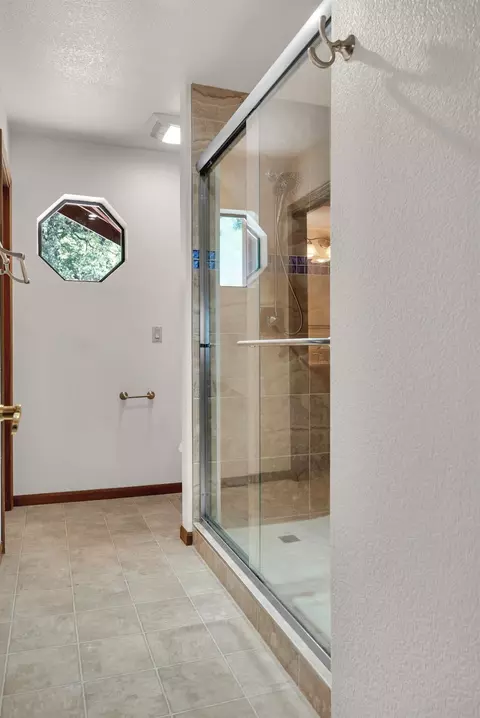Bath - 6287 Oak Hill Rd, Placerville, CA 95667 photo 2 of 7
