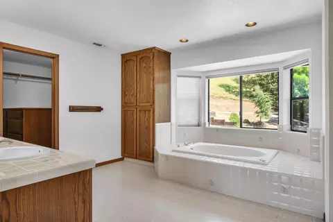 Bath - 6287 Oak Hill Rd, Placerville, CA 95667 photo 6 of 7