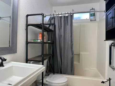 Bath - 1440 Windsor Ct, Turlock, CA 95380 photo 1 of 2