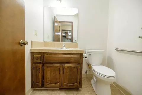 Bath - 1009 Riesling Dr, Modesto, CA 95351 photo 1 of 4