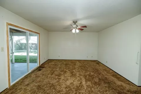 Living - 1009 Riesling Dr, Modesto, CA 95351 photo 11 of 12
