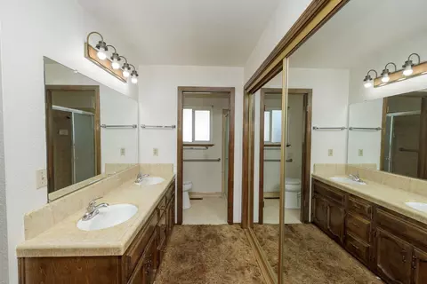 Bath - 1009 Riesling Dr, Modesto, CA 95351 photo 4 of 4