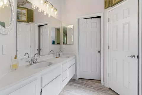 Bath - 1824 Rail St, Manteca, CA 95337 photo 2 of 3