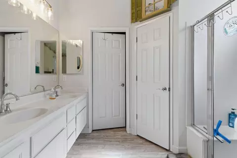 Bath - 1824 Rail St, Manteca, CA 95337 photo 3 of 3