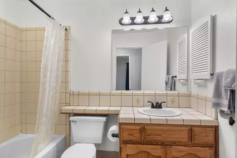Bath - 3848 Semallon Dr, Modesto, CA 95356 photo 2 of 4