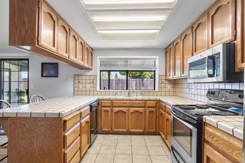 Kitchen - 3848 Semallon Dr, Modesto, CA 95356 photo 3 of 8