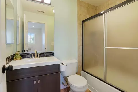 Bath - 784 Bogetti Ln, Tracy, CA 95376 photo 2 of 3