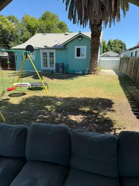 Exterior - 328 E 20th St, Merced, CA 95340 photo 6 of 11