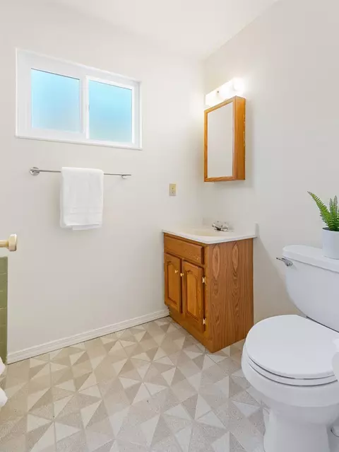 Bath - 1408 Camphor Ln, Davis, CA 95618 photo 2 of 3