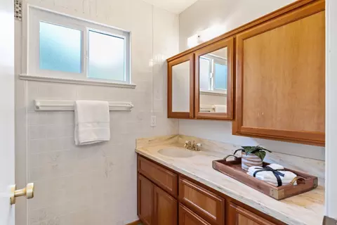 Bath - 1408 Camphor Ln, Davis, CA 95618 photo 1 of 3