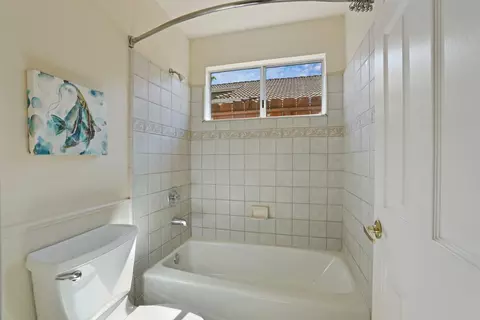 Bath - 1170 Cornucopia Pl, Tracy, CA 95377 photo 2 of 4