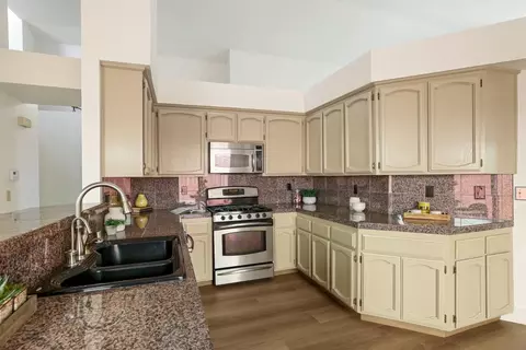 Kitchen - 1170 Cornucopia Pl, Tracy, CA 95377 photo 4 of 6