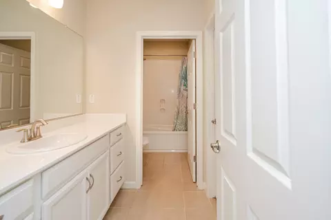 Bath - 3965 Deergrass Cir, Rocklin, CA 95677 photo 2 of 5