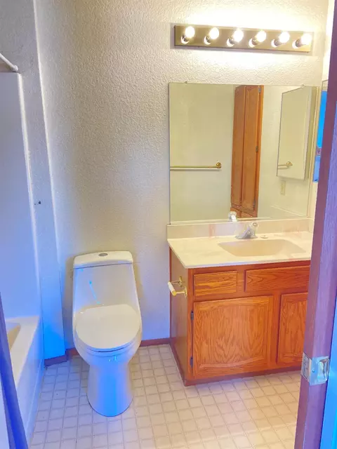 Bath - 4045 Dale Rd #C, Modesto, CA 95356 photo 2 of 2