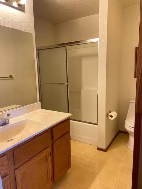 Bath - 4045 Dale Rd #C, Modesto, CA 95356 photo 1 of 2