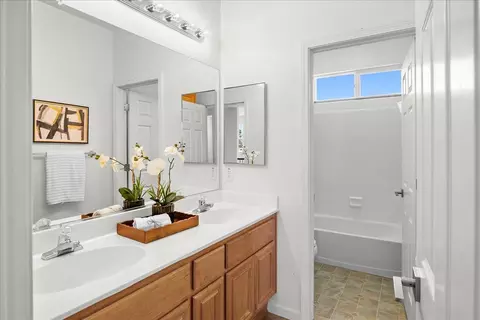 Bath - 402 Payton Ct, Tracy, CA 95377 photo 8 of 9