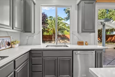 Kitchen - 402 Payton Ct, Tracy, CA 95377 photo 6 of 9