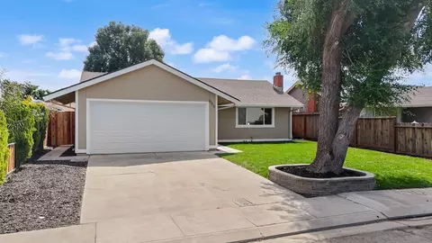 Exterior - 688 Chestnut Ave, Tracy, CA 95376 photo 2 of 9
