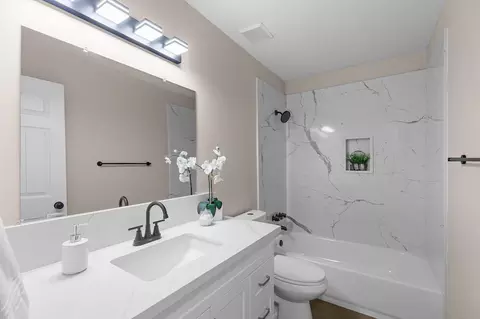 Bath - 688 Chestnut Ave, Tracy, CA 95376 photo 1 of 2
