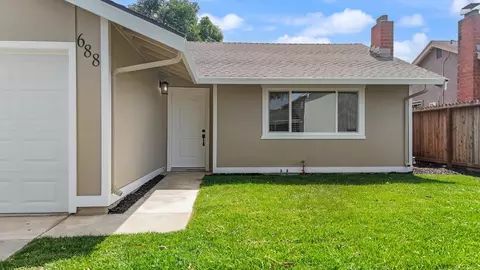 Exterior - 688 Chestnut Ave, Tracy, CA 95376 photo 4 of 9