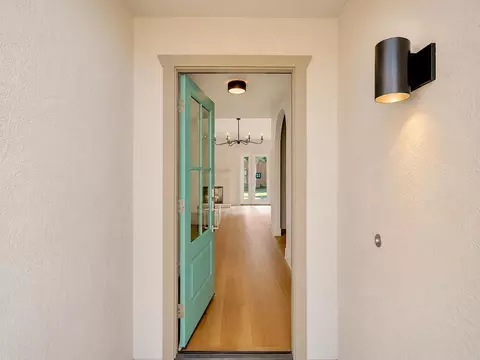 Entry Way - 205 Oakhurst Ct, Merced, CA 95340 photo 2 of 7