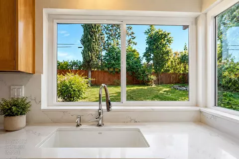 Kitchen - 205 Oakhurst Ct, Merced, CA 95340 photo 6 of 7