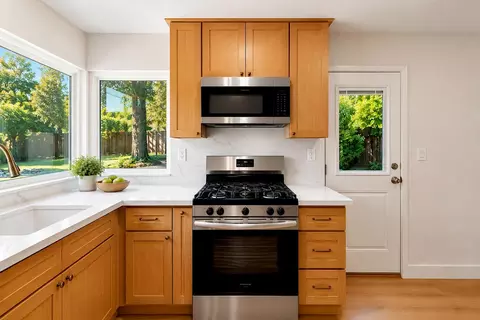 Kitchen - 205 Oakhurst Ct, Merced, CA 95340 photo 5 of 7