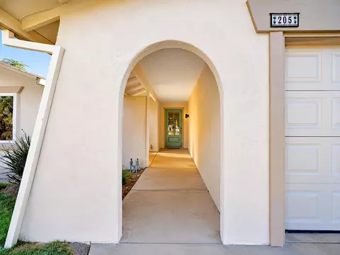 Entry Way - 205 Oakhurst Ct, Merced, CA 95340 photo 1 of 7