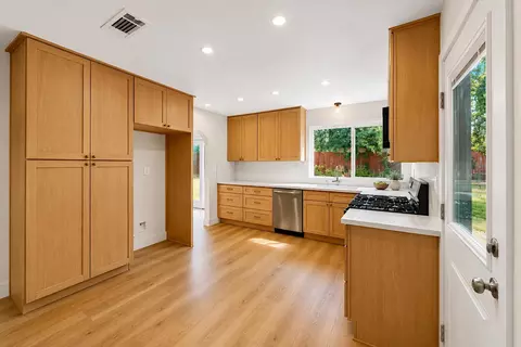 Kitchen - 205 Oakhurst Ct, Merced, CA 95340 photo 7 of 7