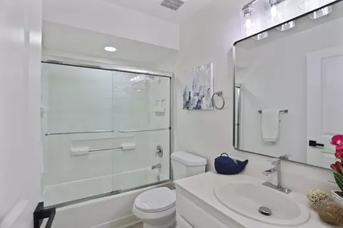 Bath - 1927 Grove Ct, Tracy, CA 95376 photo 1 of 4