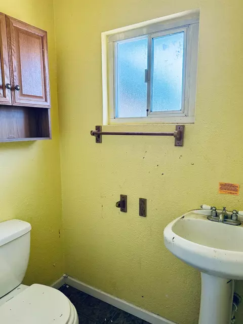 Bath - 1946 16th St, Olivehurst, CA 95961 photo 1 of 2