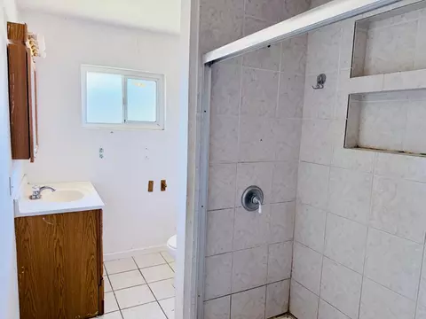 Bath - 1946 16th St, Olivehurst, CA 95961 photo 2 of 2