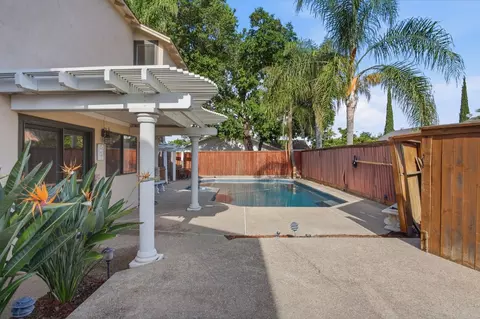 Exterior - 2533 Merle Ave, Modesto, CA 95355 photo 5 of 8