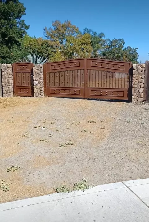 2433 Canal Dr, Stockton, CA 95204